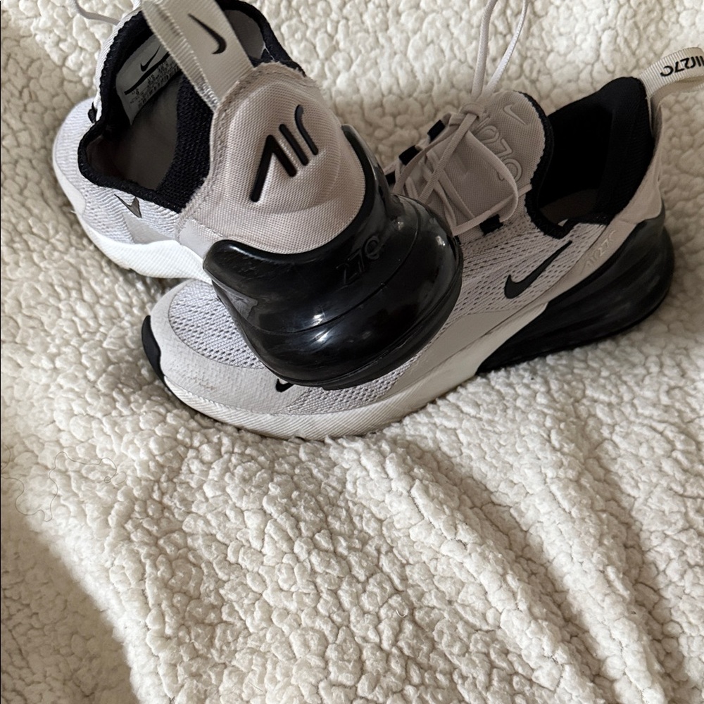 Nike Air Max 270 - Picture 2 of 3
